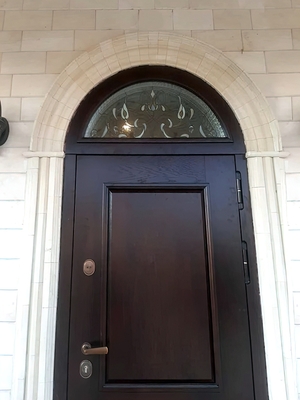 Арочное окно с витражом Арочное окно с витражом