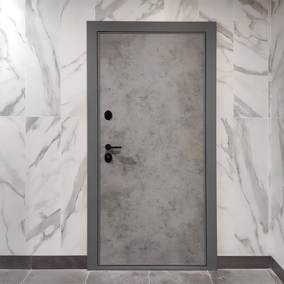 Дверь с панелью под камень