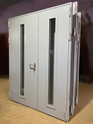 Двустворчатая дверь с остеклением Двустворчатая дверь с остеклением