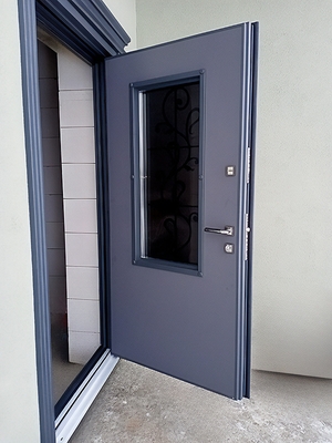 Уличная дверь с окном и ковкой Уличная дверь с окном и ковкой